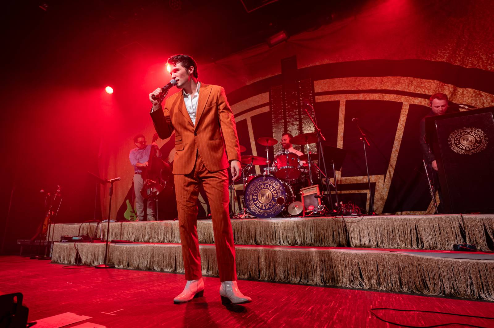 Postmodern Jukebox přivezl do pražského klubu Roxy trochu retra