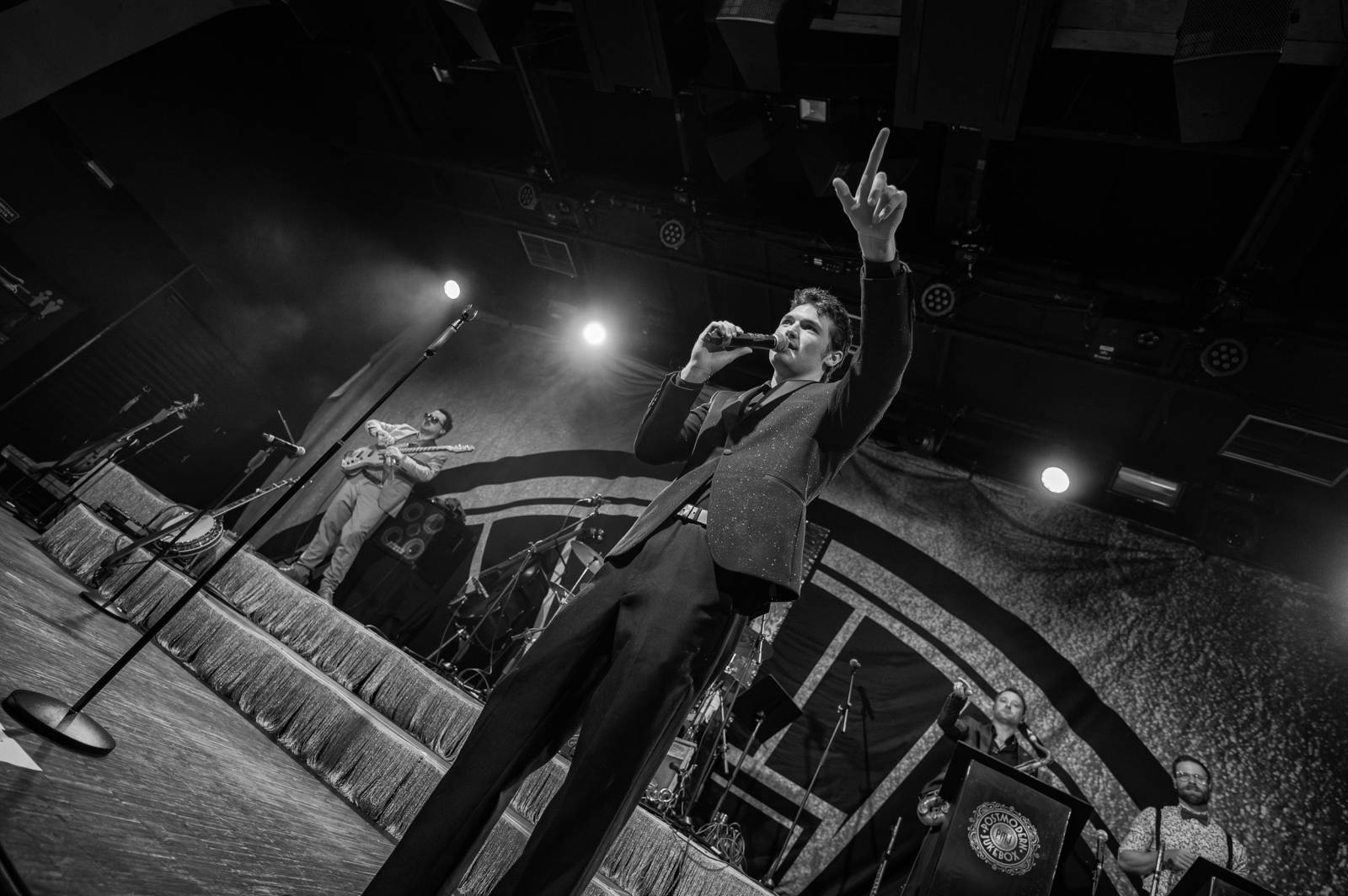 Postmodern Jukebox přivezl do pražského klubu Roxy trochu retra