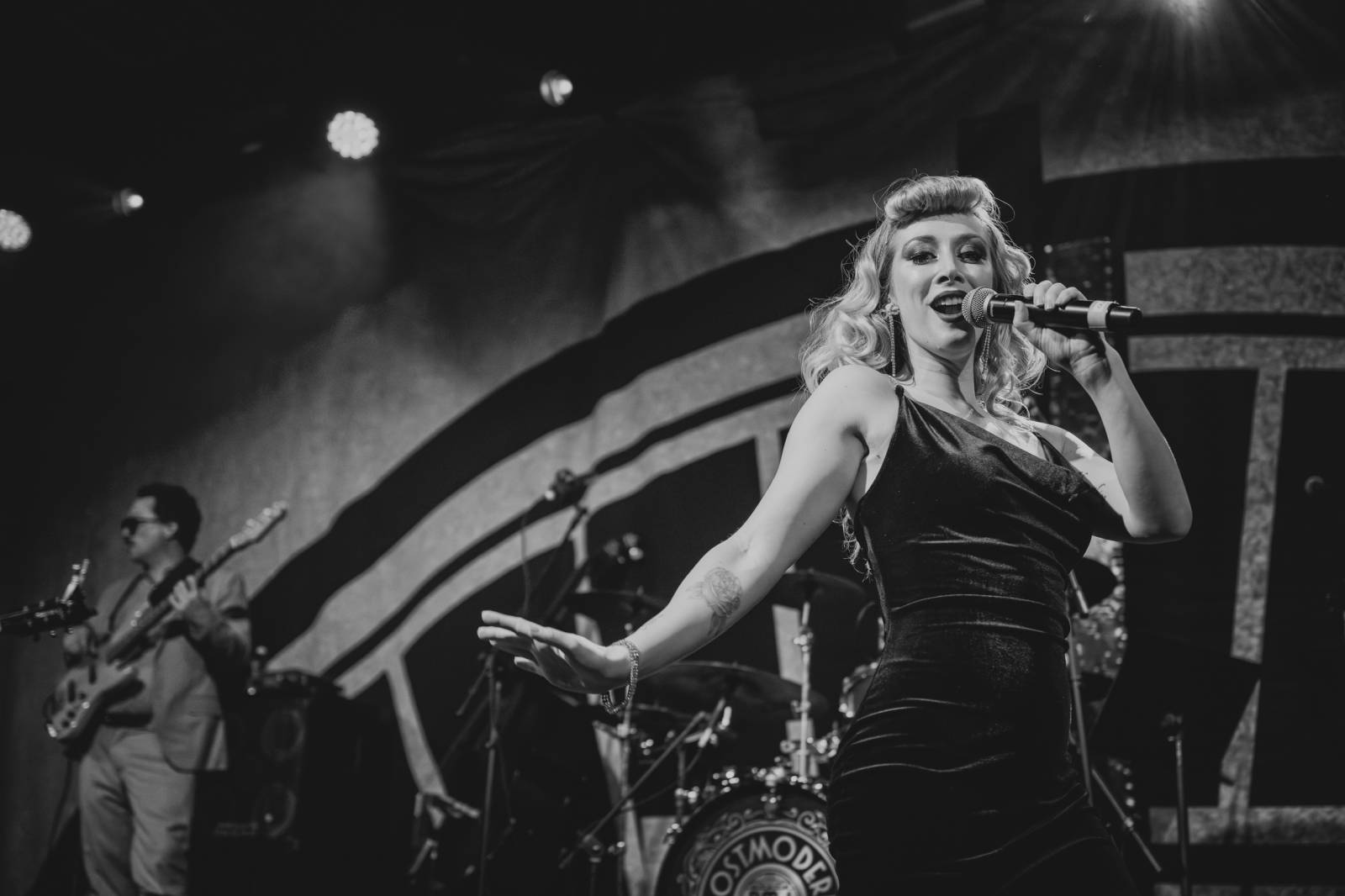 Postmodern Jukebox přivezl do pražského klubu Roxy trochu retra