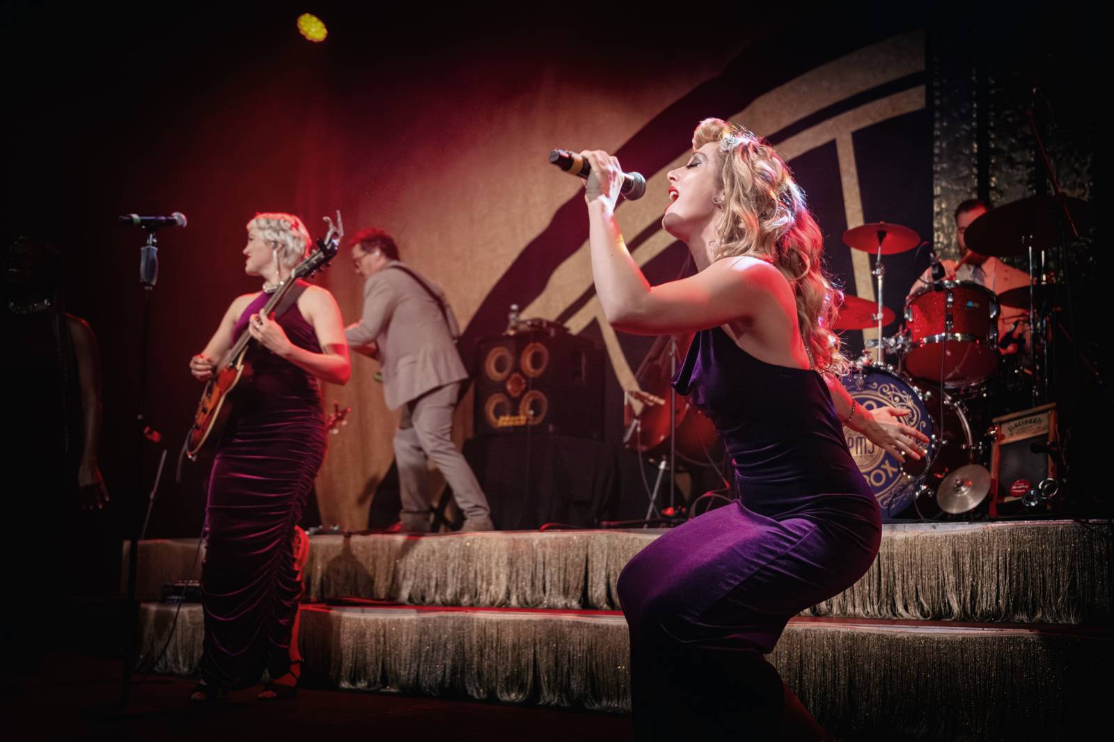 Postmodern Jukebox přivezl do pražského klubu Roxy trochu retra