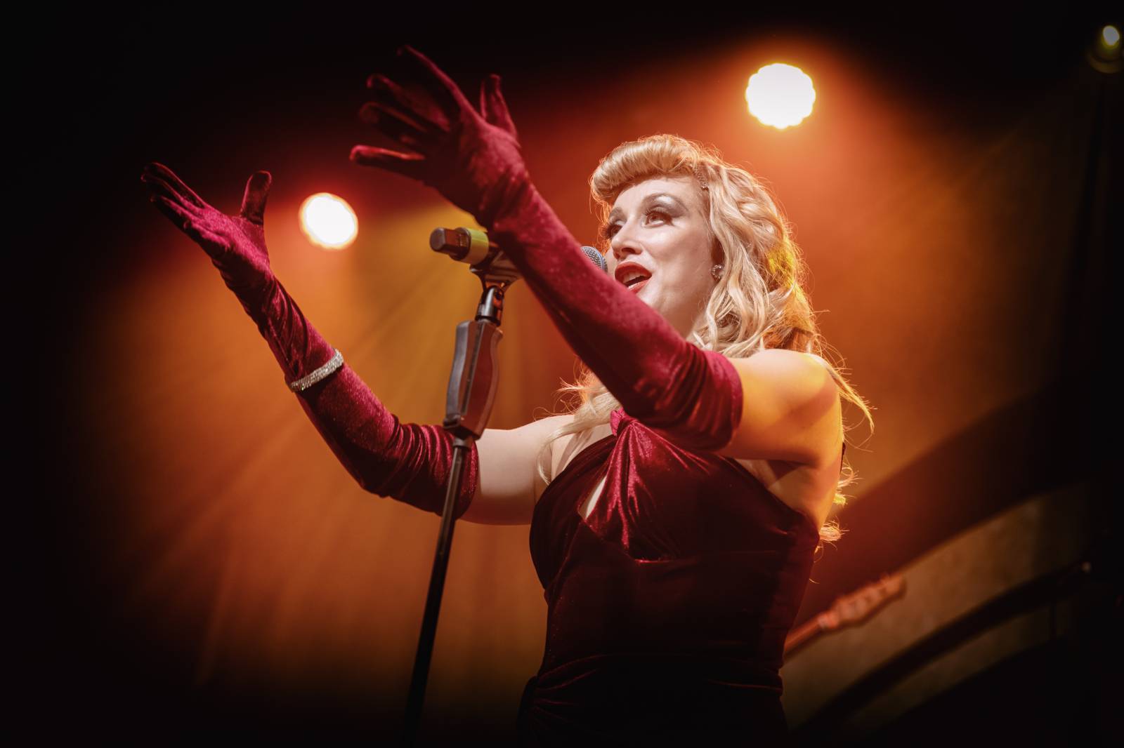 Postmodern Jukebox přivezl do pražského klubu Roxy trochu retra