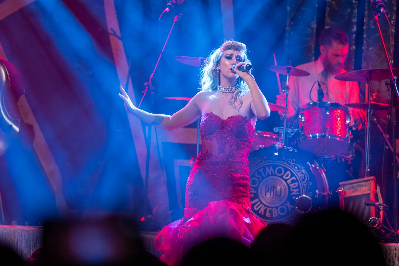 Postmodern Jukebox přivezl do pražského klubu Roxy trochu retra