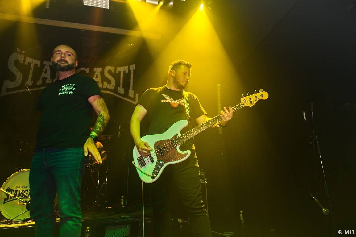 Punková jízda v Plzni. The Fialky a Vision Days vyprodali Divadlo pod lampou