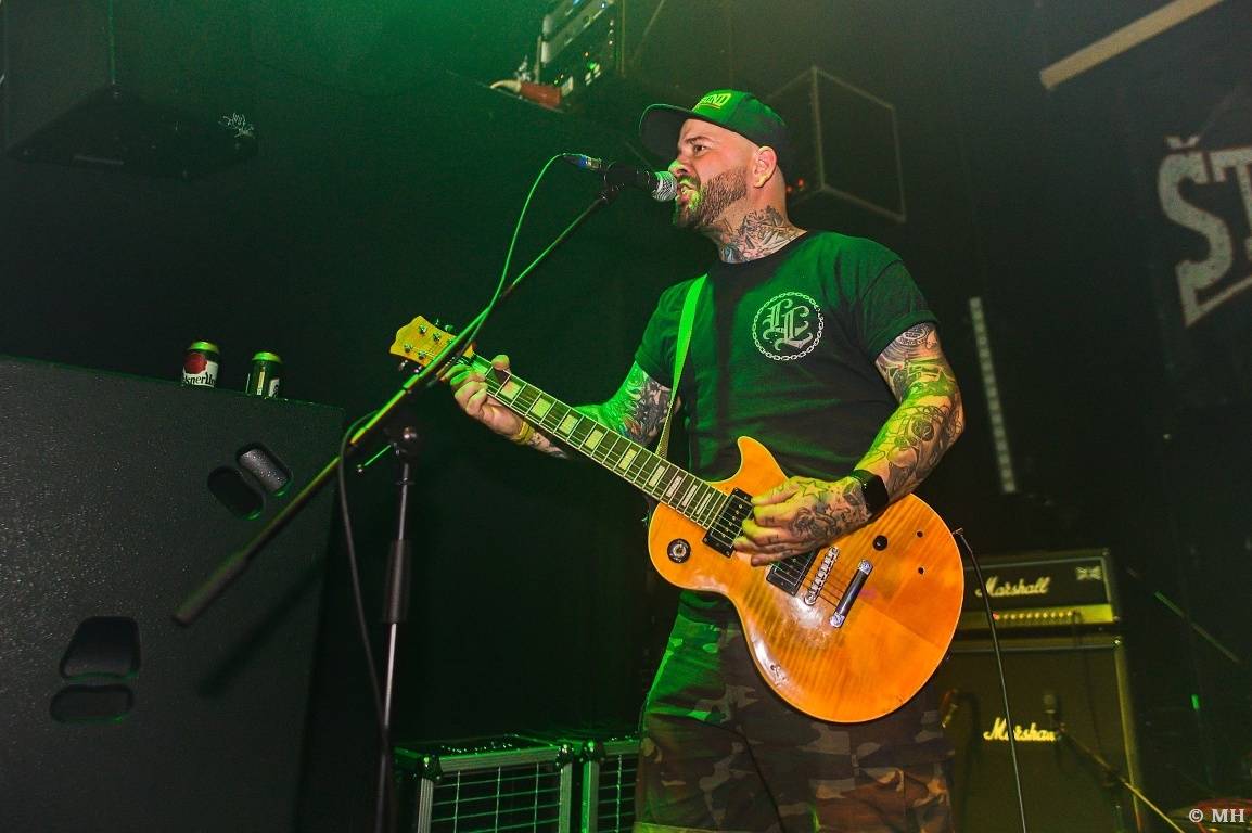 Punková jízda v Plzni. The Fialky a Vision Days vyprodali Divadlo pod lampou