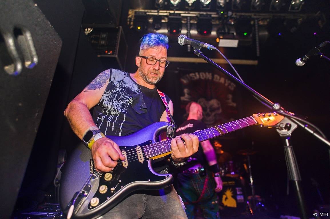 Punková jízda v Plzni. The Fialky a Vision Days vyprodali Divadlo pod lampou