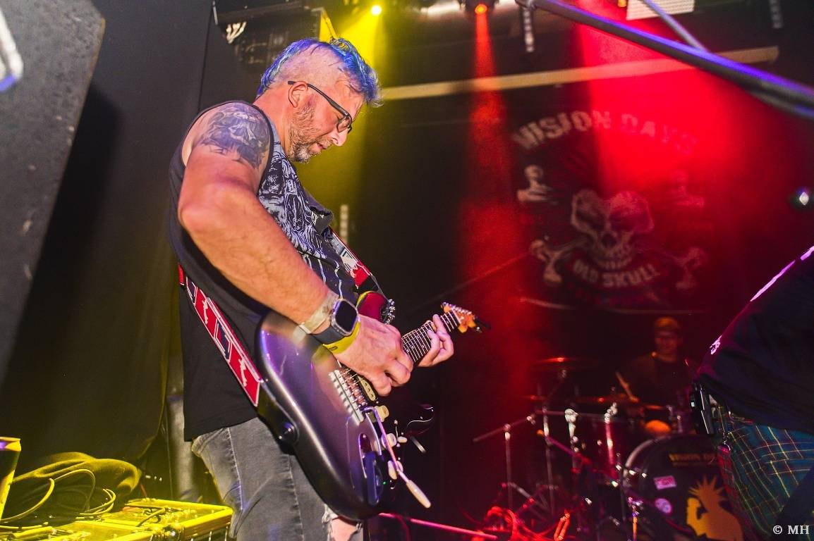 Punková jízda v Plzni. The Fialky a Vision Days vyprodali Divadlo pod lampou