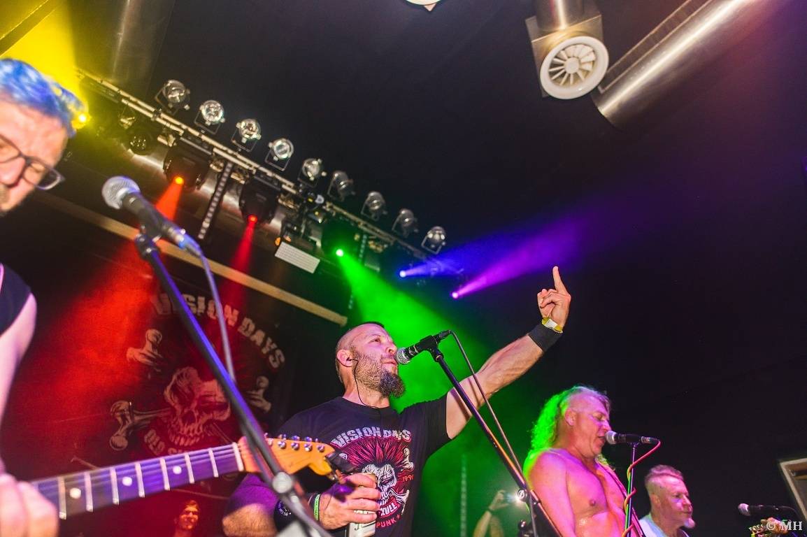 Punková jízda v Plzni. The Fialky a Vision Days vyprodali Divadlo pod lampou