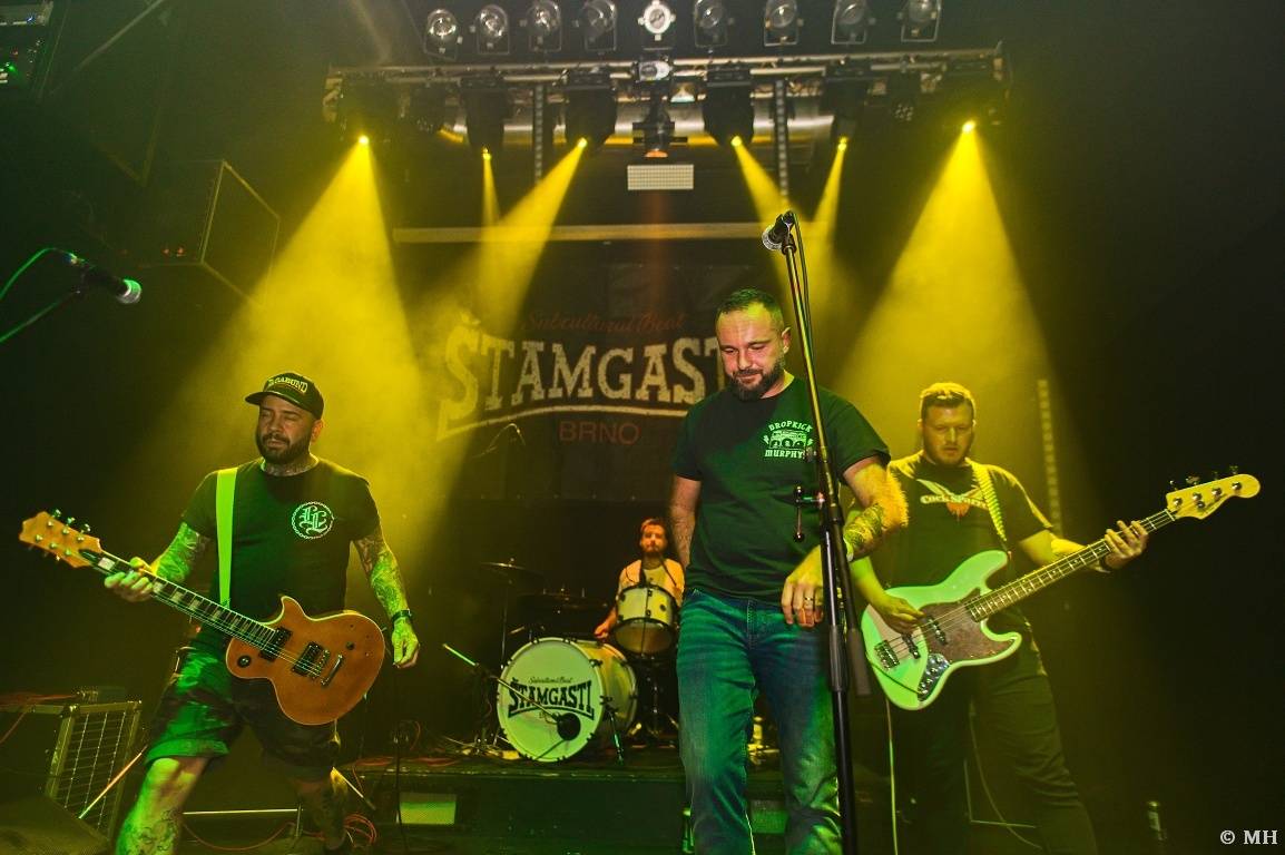 Punková jízda v Plzni. The Fialky a Vision Days vyprodali Divadlo pod lampou