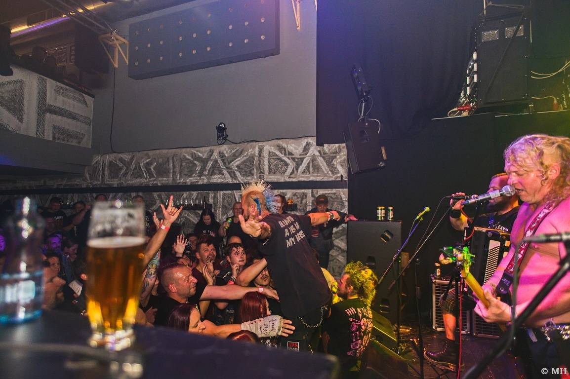 Punková jízda v Plzni. The Fialky a Vision Days vyprodali Divadlo pod lampou