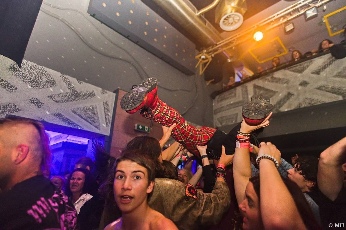 Punková jízda v Plzni. The Fialky a Vision Days vyprodali Divadlo pod lampou