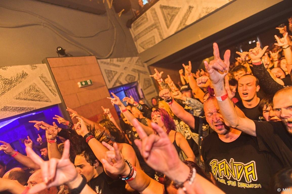 Punková jízda v Plzni. The Fialky a Vision Days vyprodali Divadlo pod lampou