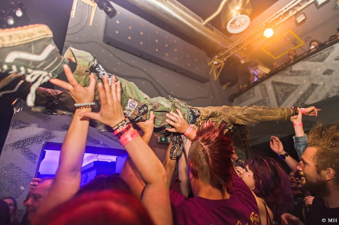 Punková jízda v Plzni. The Fialky a Vision Days vyprodali Divadlo pod lampou