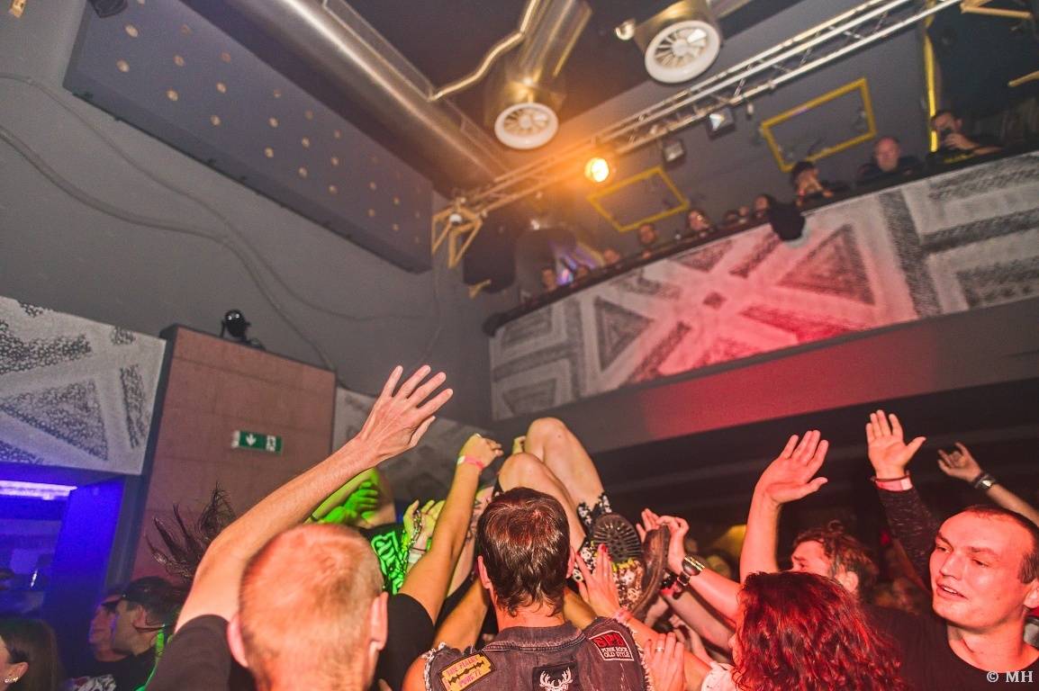 Punková jízda v Plzni. The Fialky a Vision Days vyprodali Divadlo pod lampou