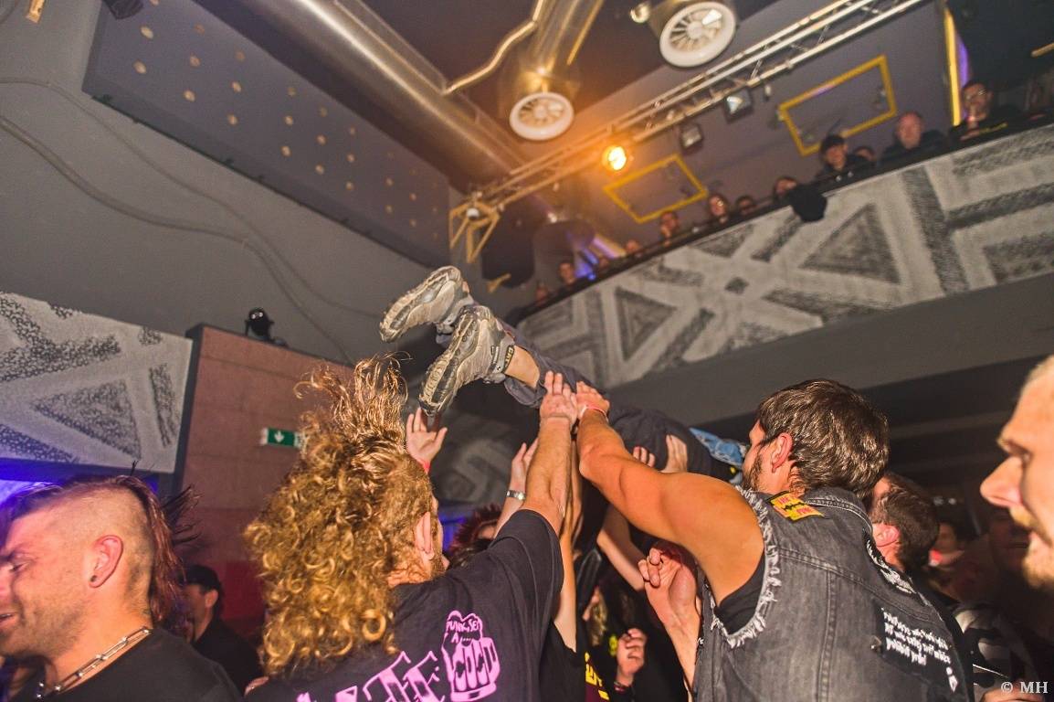 Punková jízda v Plzni. The Fialky a Vision Days vyprodali Divadlo pod lampou