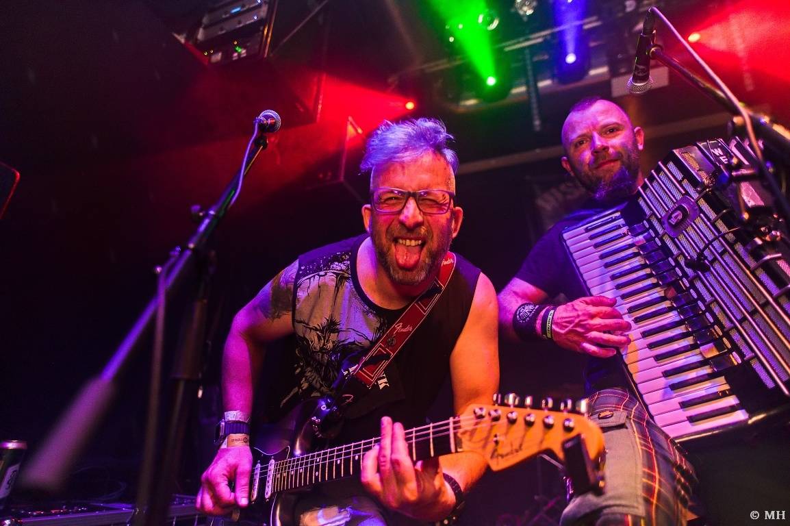 Punková jízda v Plzni. The Fialky a Vision Days vyprodali Divadlo pod lampou