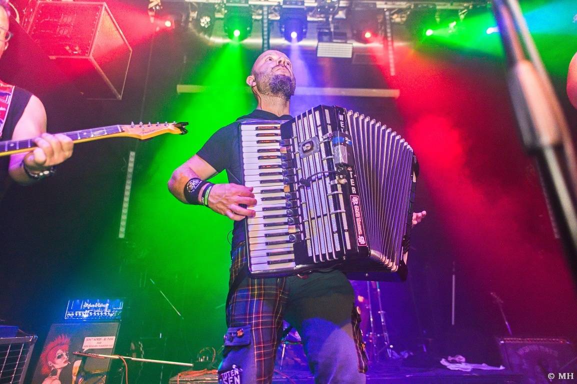 Punková jízda v Plzni. The Fialky a Vision Days vyprodali Divadlo pod lampou