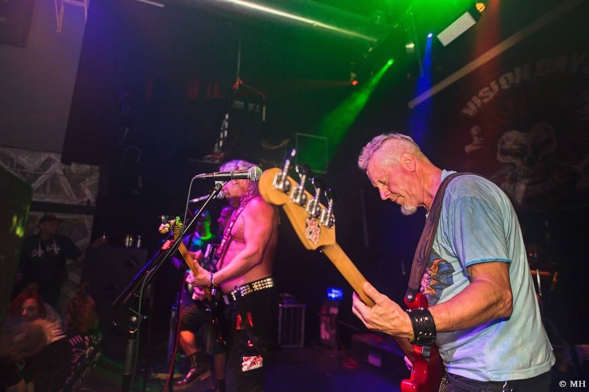 Punková jízda v Plzni. The Fialky a Vision Days vyprodali Divadlo pod lampou