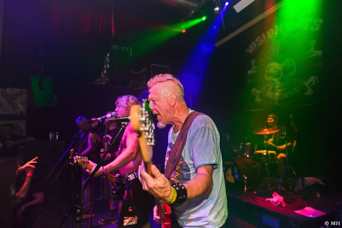 Punková jízda v Plzni. The Fialky a Vision Days vyprodali Divadlo pod lampou