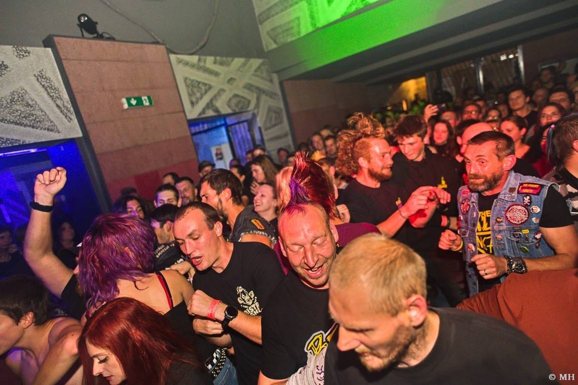 Punková jízda v Plzni. The Fialky a Vision Days vyprodali Divadlo pod lampou