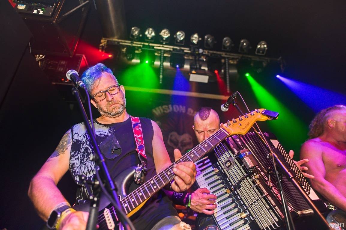 Punková jízda v Plzni. The Fialky a Vision Days vyprodali Divadlo pod lampou