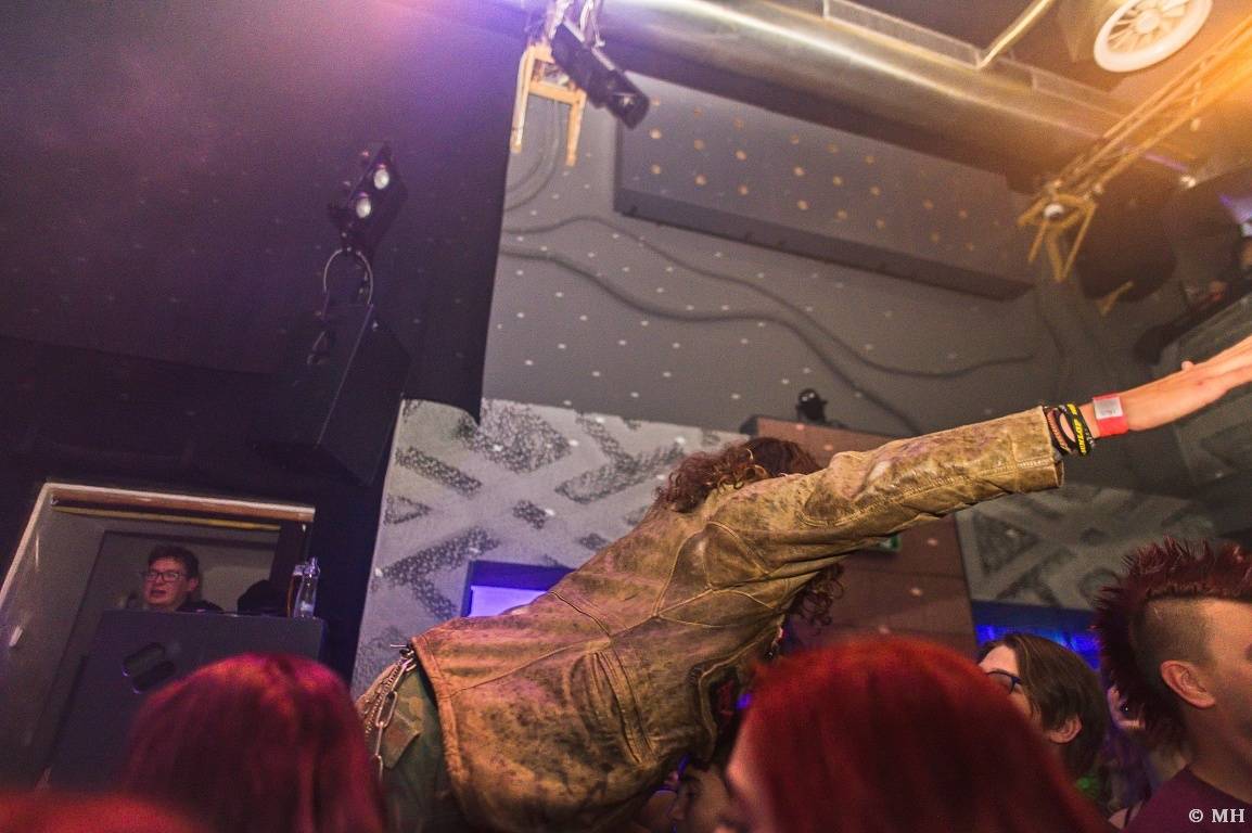 Punková jízda v Plzni. The Fialky a Vision Days vyprodali Divadlo pod lampou