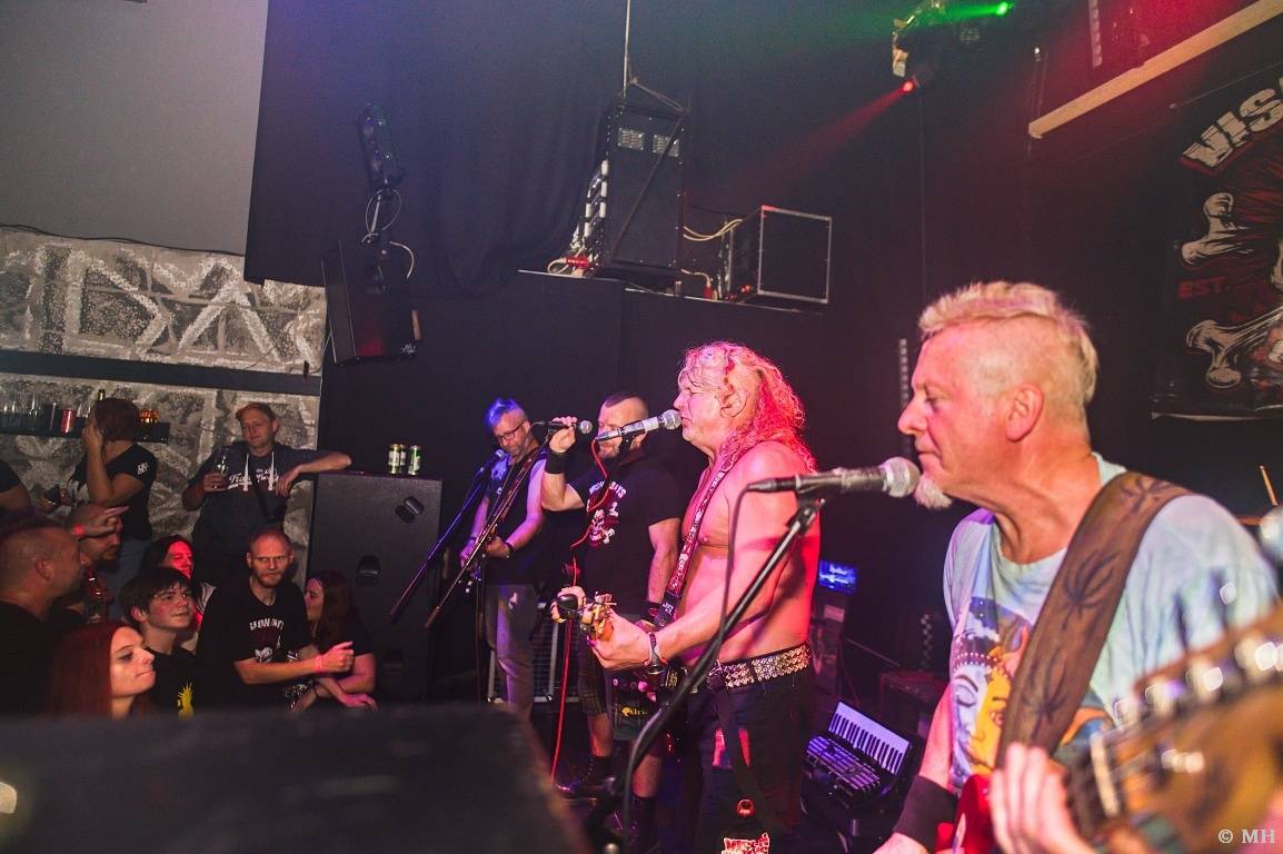 Punková jízda v Plzni. The Fialky a Vision Days vyprodali Divadlo pod lampou