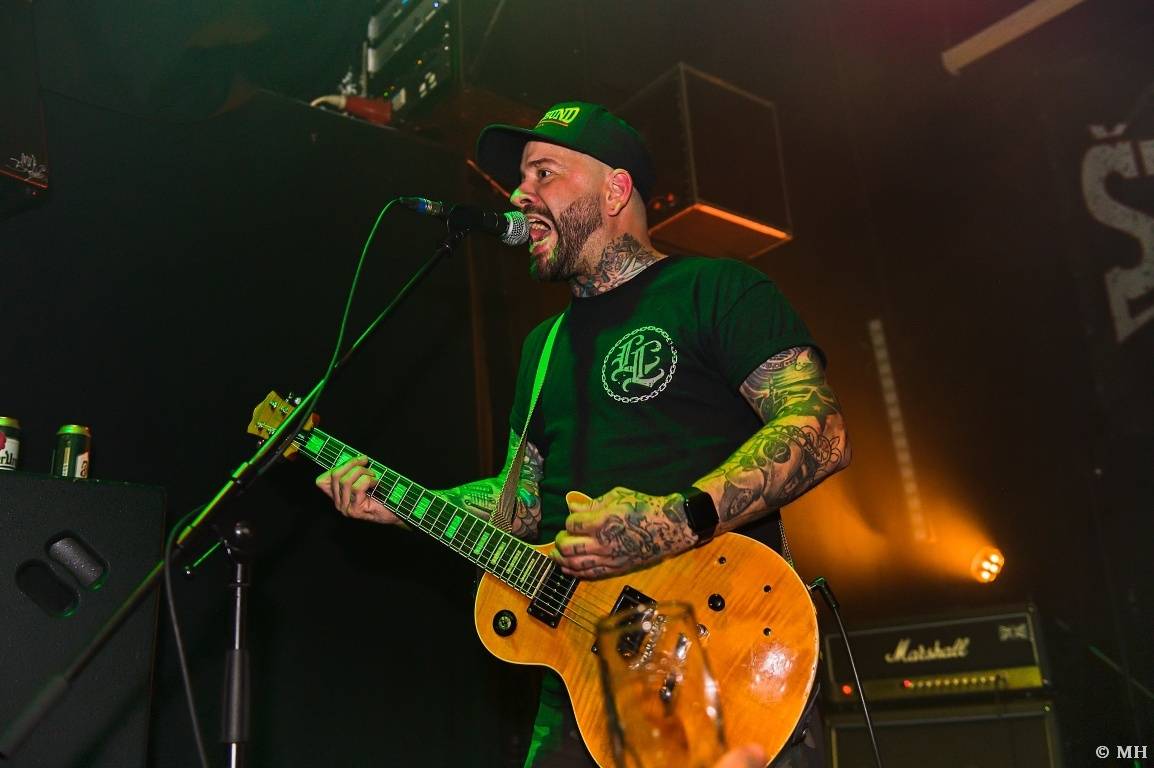 Punková jízda v Plzni. The Fialky a Vision Days vyprodali Divadlo pod lampou