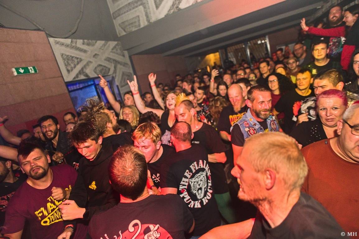 Punková jízda v Plzni. The Fialky a Vision Days vyprodali Divadlo pod lampou