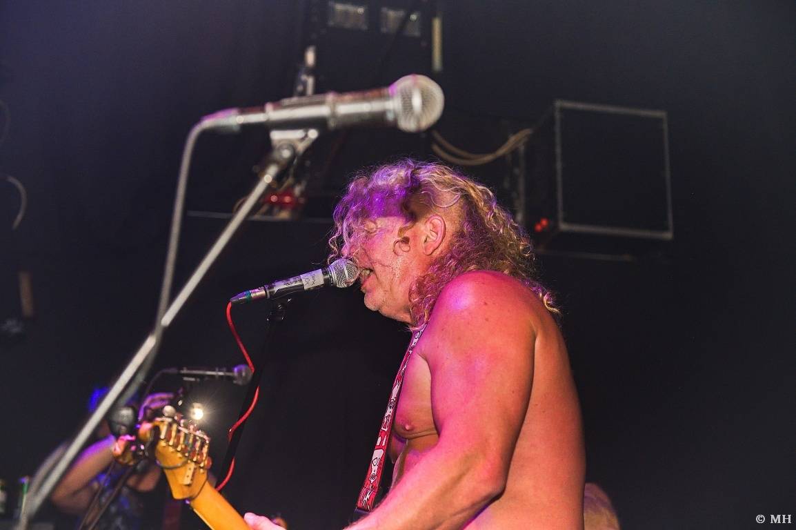 Punková jízda v Plzni. The Fialky a Vision Days vyprodali Divadlo pod lampou