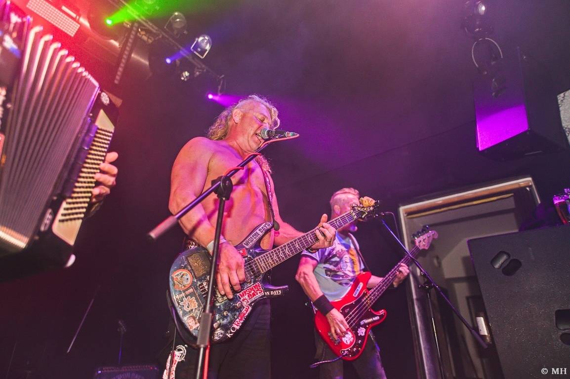 Punková jízda v Plzni. The Fialky a Vision Days vyprodali Divadlo pod lampou