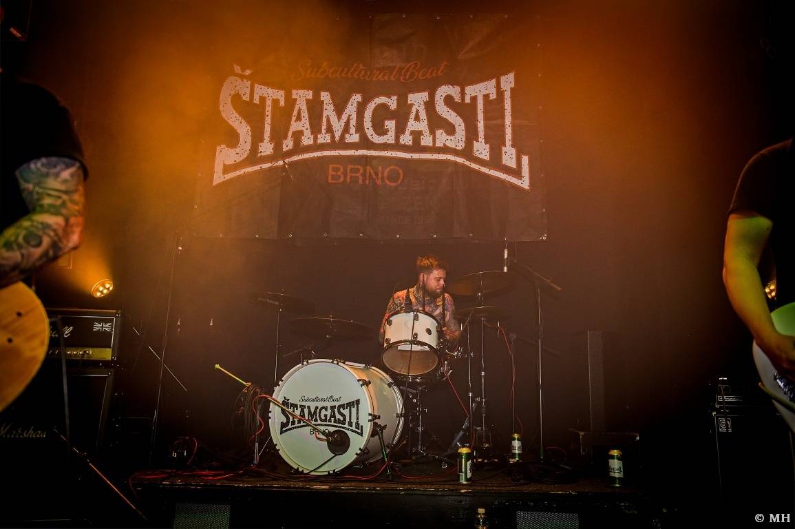 Punková jízda v Plzni. The Fialky a Vision Days vyprodali Divadlo pod lampou