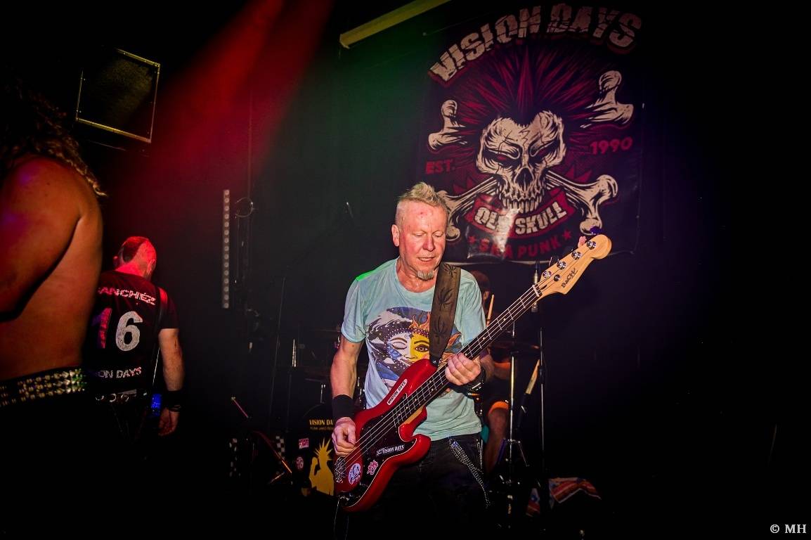 Punková jízda v Plzni. The Fialky a Vision Days vyprodali Divadlo pod lampou