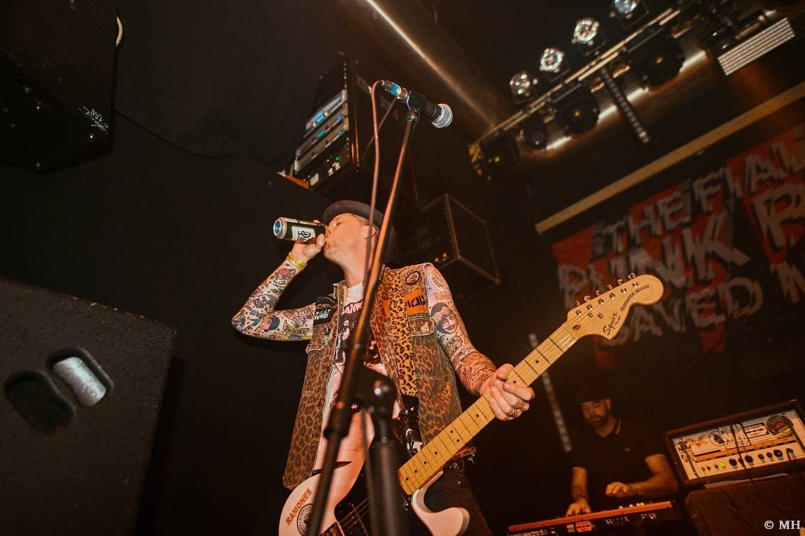 Punková jízda v Plzni. The Fialky a Vision Days vyprodali Divadlo pod lampou