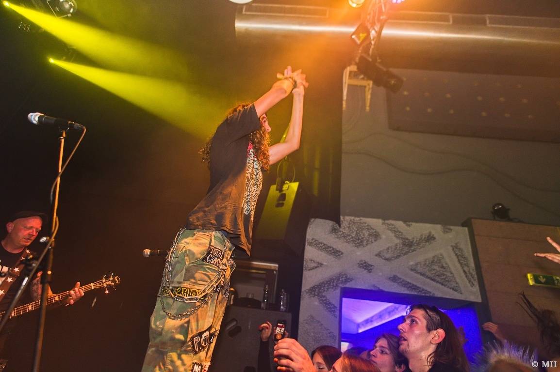 Punková jízda v Plzni. The Fialky a Vision Days vyprodali Divadlo pod lampou