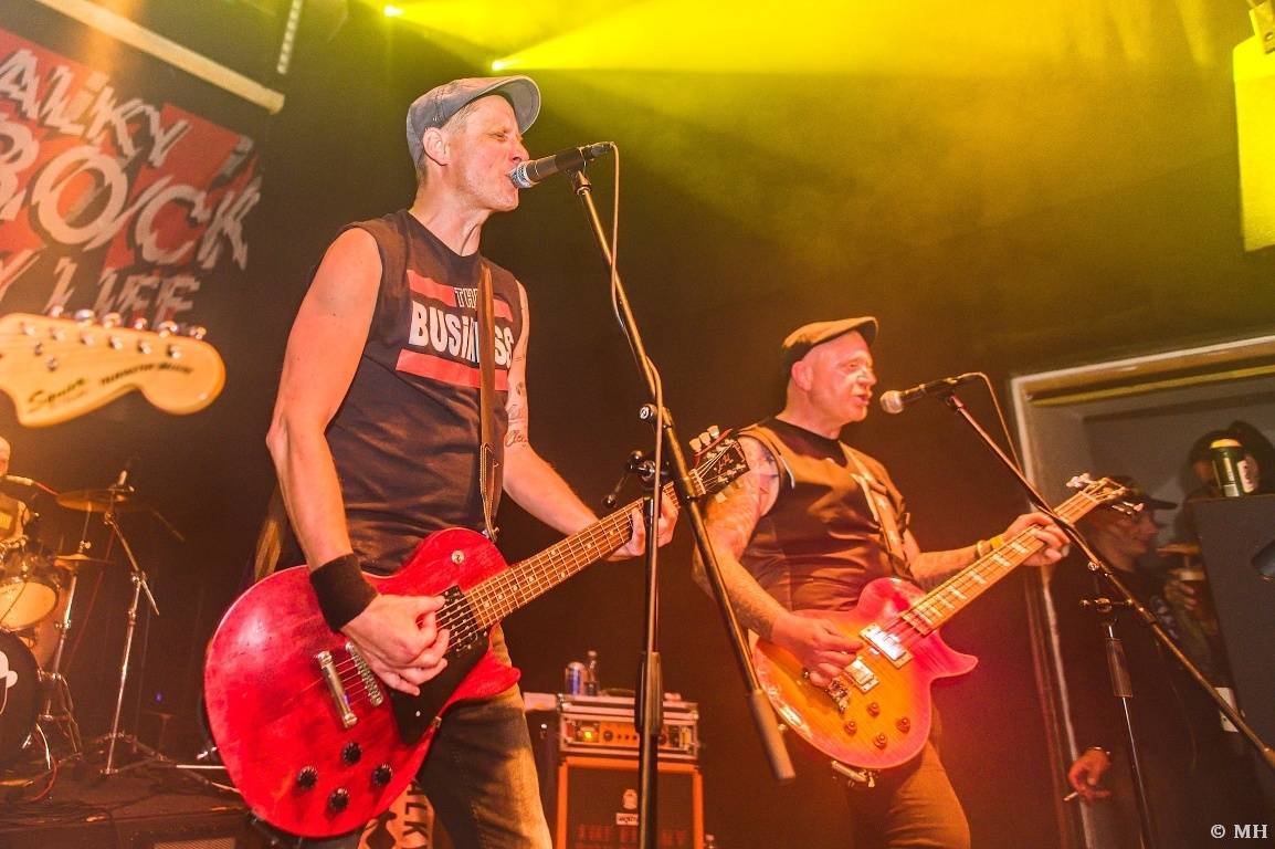 Punková jízda v Plzni. The Fialky a Vision Days vyprodali Divadlo pod lampou