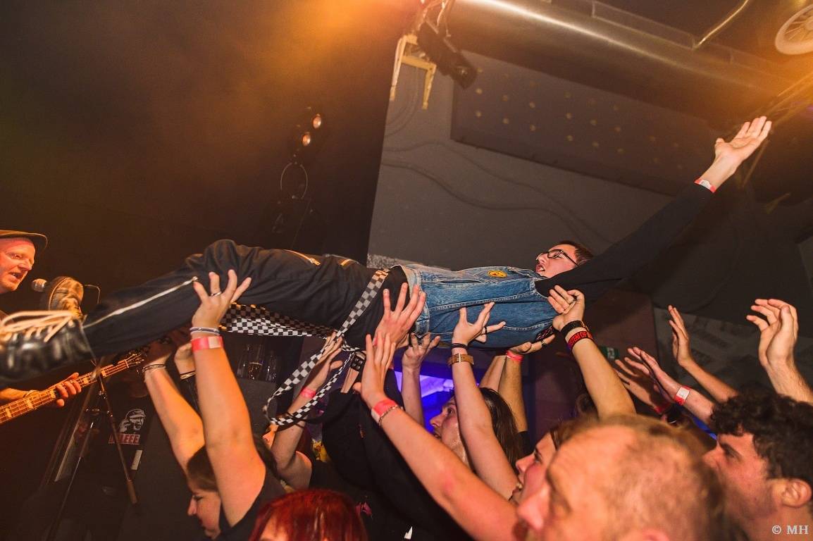 Punková jízda v Plzni. The Fialky a Vision Days vyprodali Divadlo pod lampou