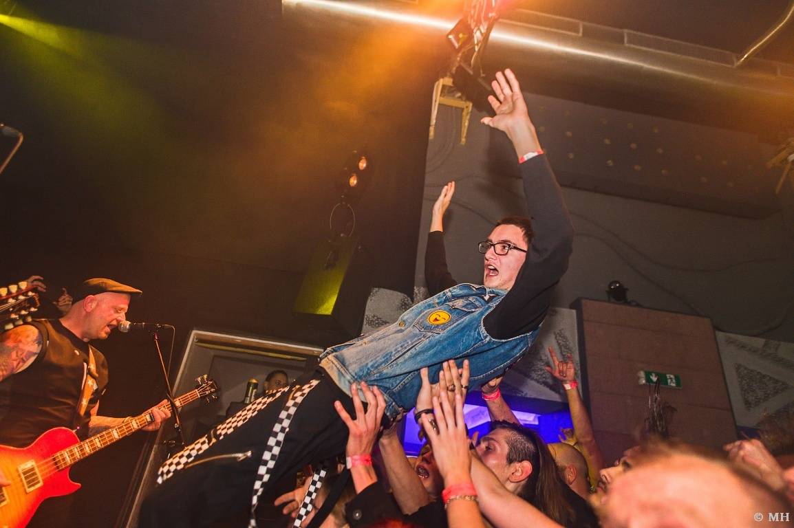 Punková jízda v Plzni. The Fialky a Vision Days vyprodali Divadlo pod lampou