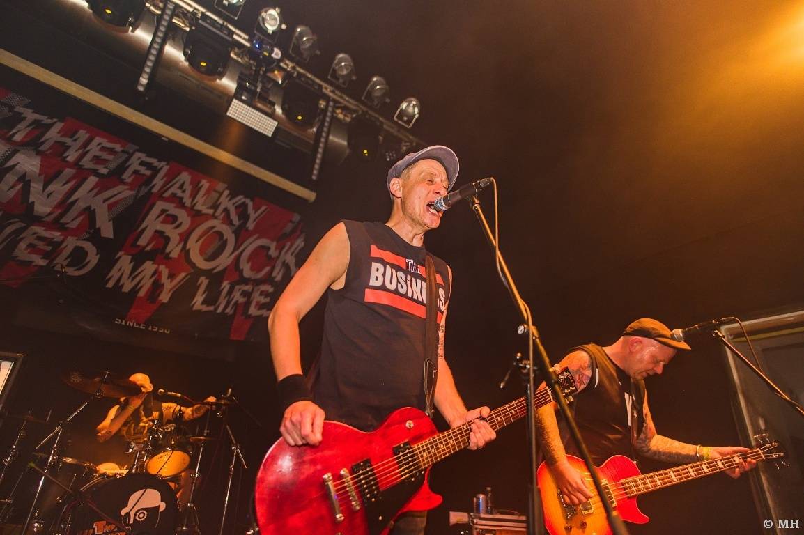 Punková jízda v Plzni. The Fialky a Vision Days vyprodali Divadlo pod lampou