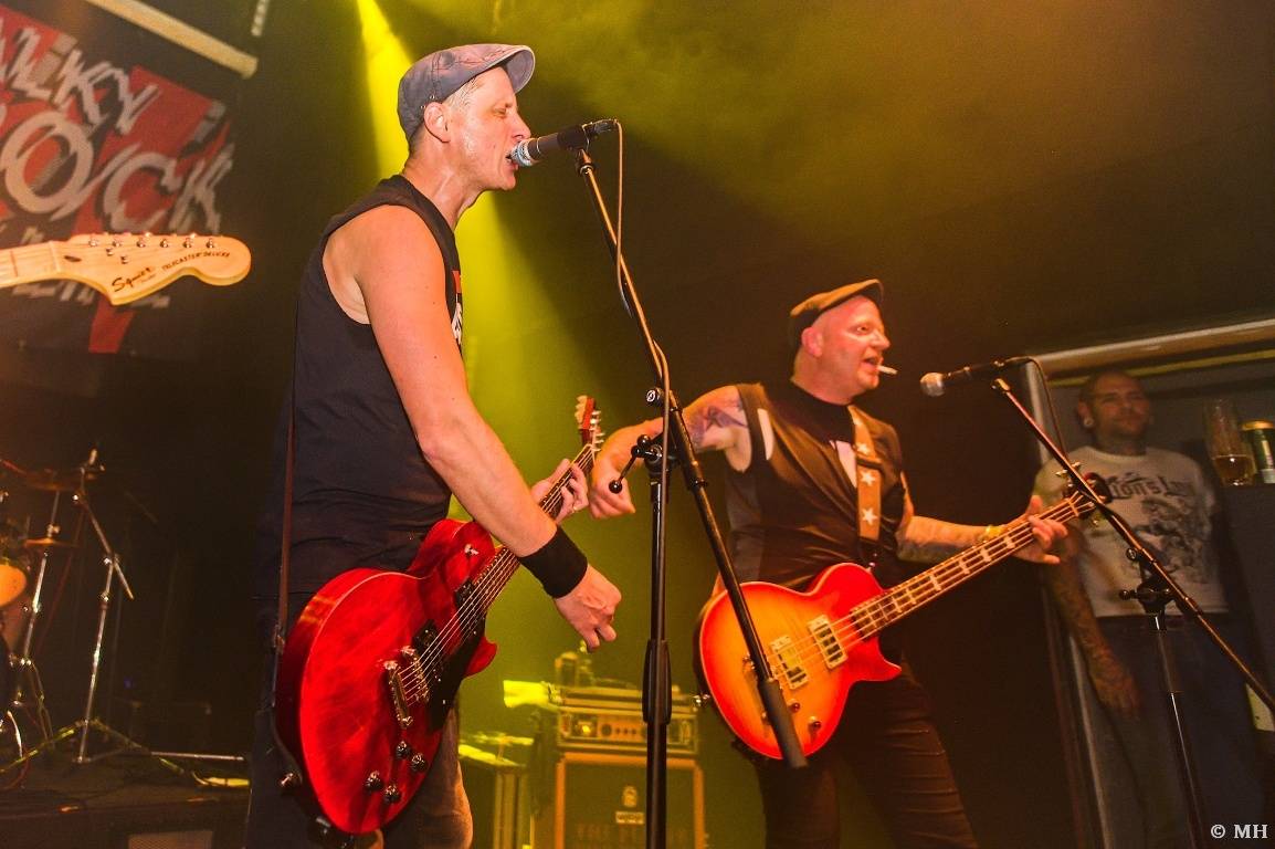 Punková jízda v Plzni. The Fialky a Vision Days vyprodali Divadlo pod lampou