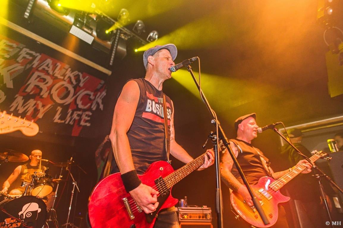 Punková jízda v Plzni. The Fialky a Vision Days vyprodali Divadlo pod lampou