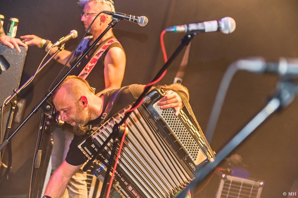 Punková jízda v Plzni. The Fialky a Vision Days vyprodali Divadlo pod lampou