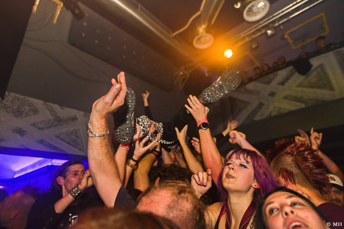 Punková jízda v Plzni. The Fialky a Vision Days vyprodali Divadlo pod lampou