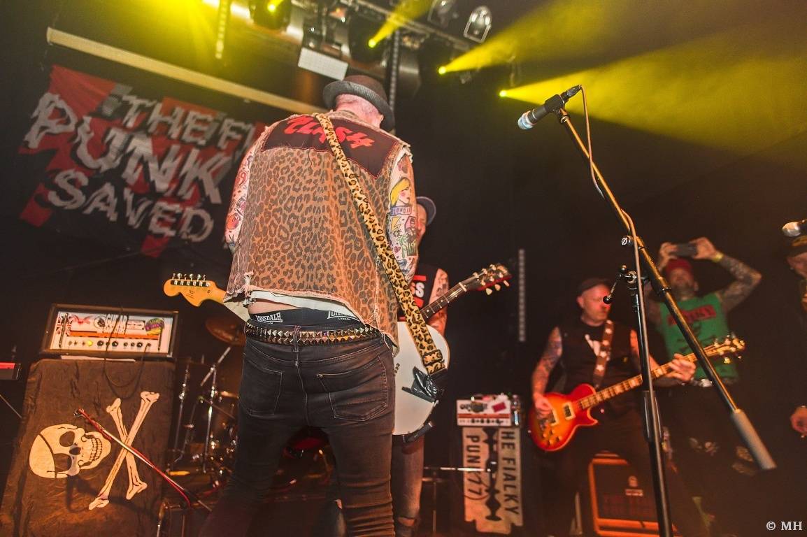 Punková jízda v Plzni. The Fialky a Vision Days vyprodali Divadlo pod lampou