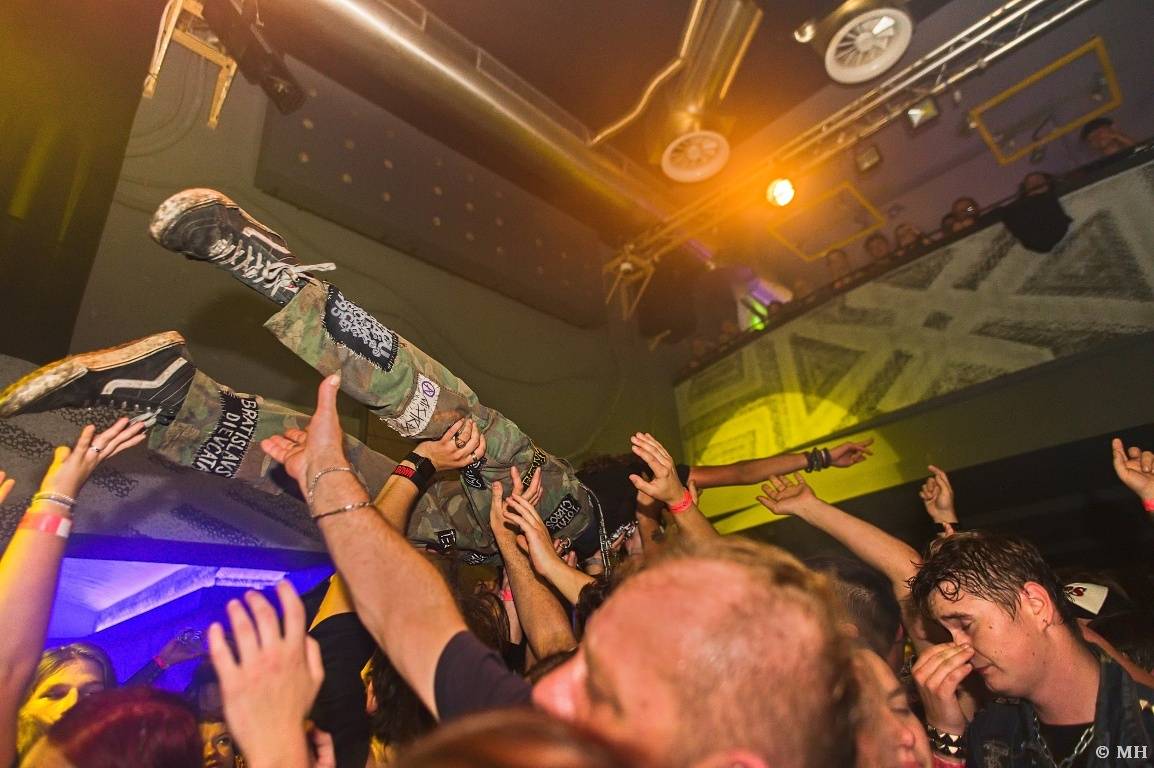 Punková jízda v Plzni. The Fialky a Vision Days vyprodali Divadlo pod lampou