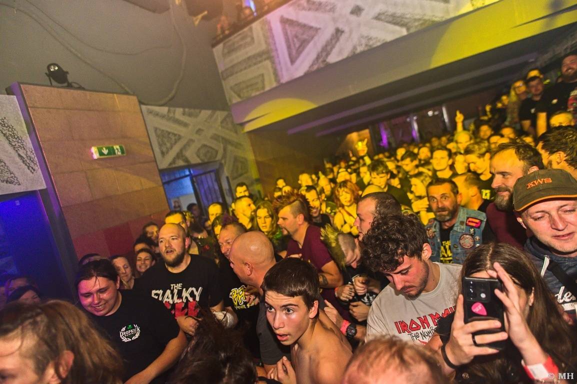 Punková jízda v Plzni. The Fialky a Vision Days vyprodali Divadlo pod lampou