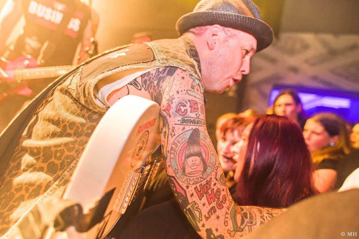 Punková jízda v Plzni. The Fialky a Vision Days vyprodali Divadlo pod lampou