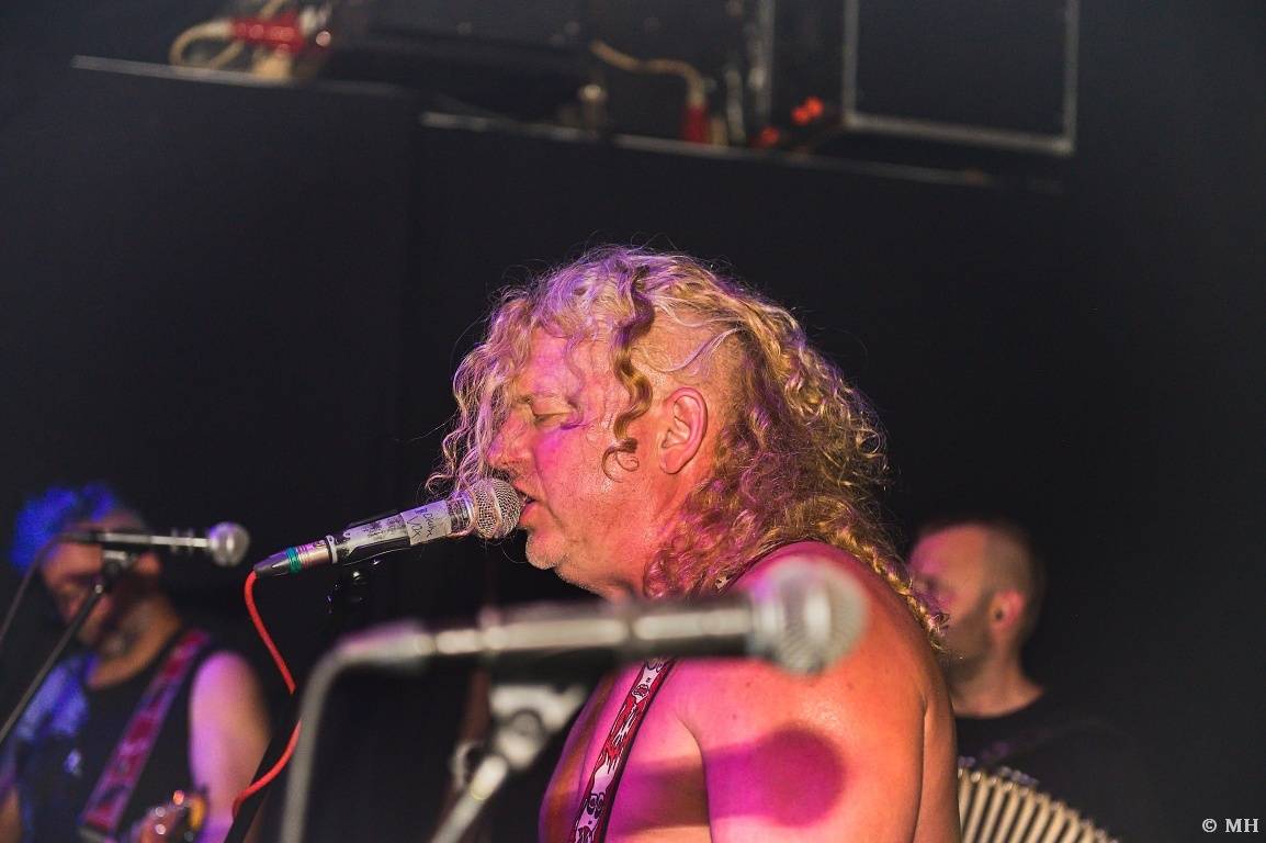 Punková jízda v Plzni. The Fialky a Vision Days vyprodali Divadlo pod lampou