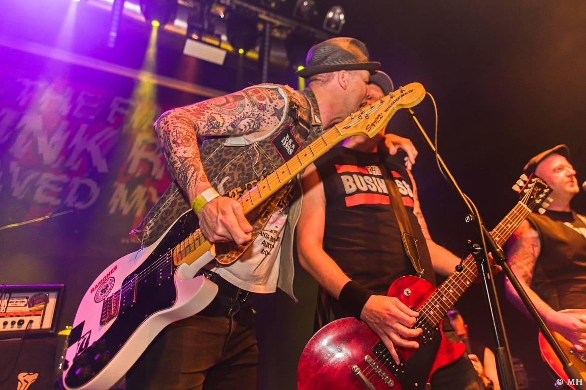 Punková jízda v Plzni. The Fialky a Vision Days vyprodali Divadlo pod lampou