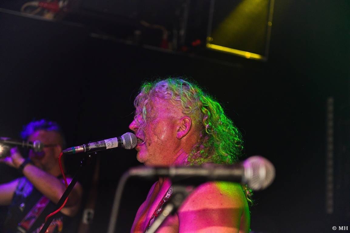 Punková jízda v Plzni. The Fialky a Vision Days vyprodali Divadlo pod lampou