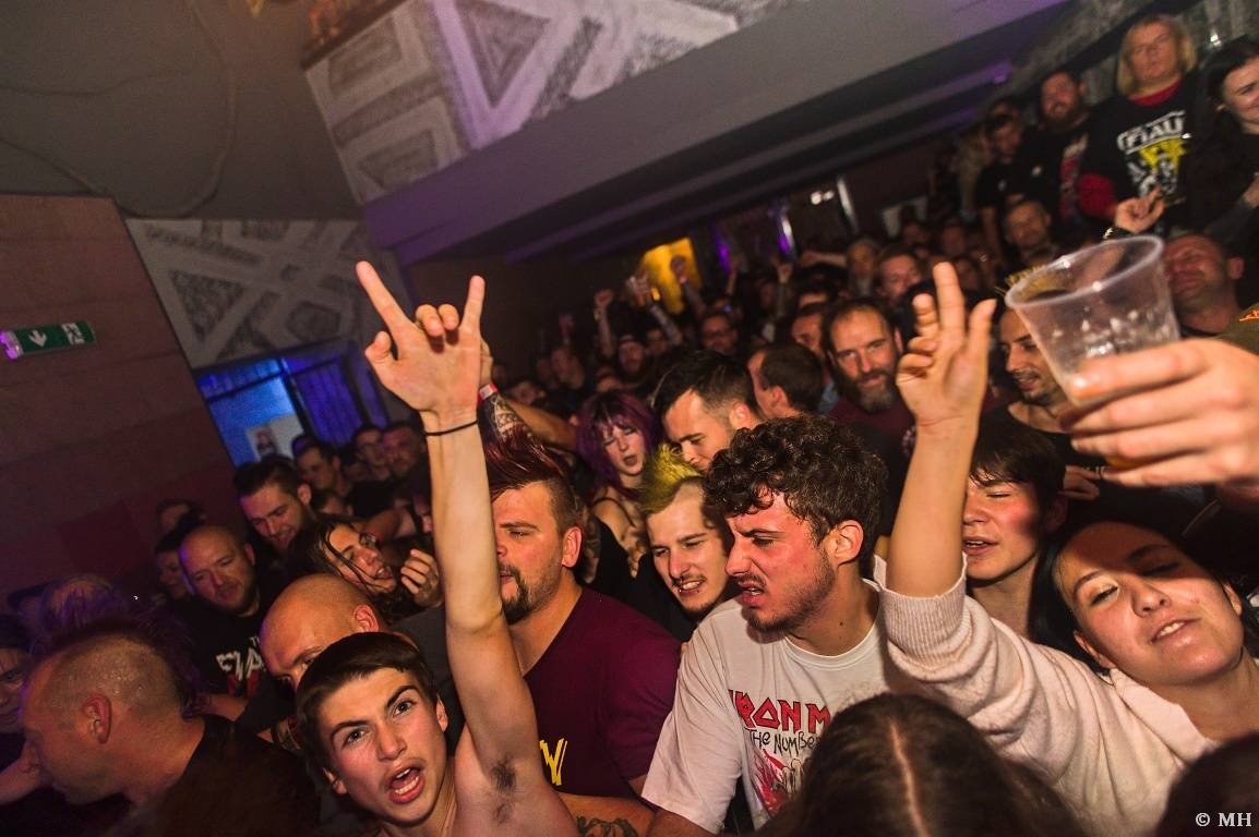 Punková jízda v Plzni. The Fialky a Vision Days vyprodali Divadlo pod lampou